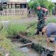 Wujudkan Lingkungan Bersih dan Lancar, Babinsa Pananrang Bersama Warga Bersihkan Drainase Sepanjang 200 Meter