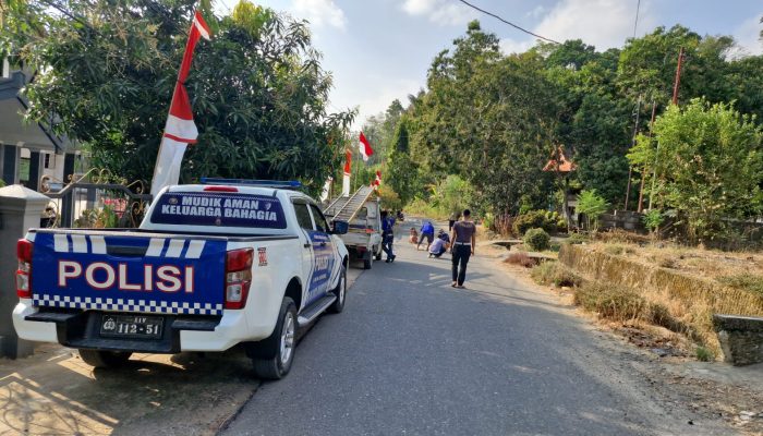 Satlantas Polres Enrekang Buat Zebra Cross Di Depan SDN Penja