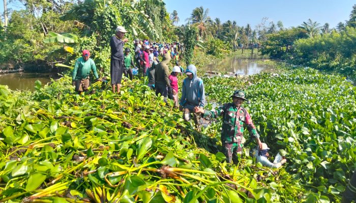 Gerak Bersama Bersihkan Saluran Irigasi, TNI dan Warga Tiroang Pastikan Aliran Air Lancar ke Sawah