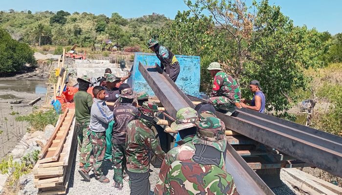 TNI dan Warga Berjibaku Angkat Besi Beton, Pembangunan Jembatan di Desa Ujung Labuang