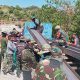 TNI dan Warga Berjibaku Angkat Besi Beton, Pembangunan Jembatan di Desa Ujung Labuang
