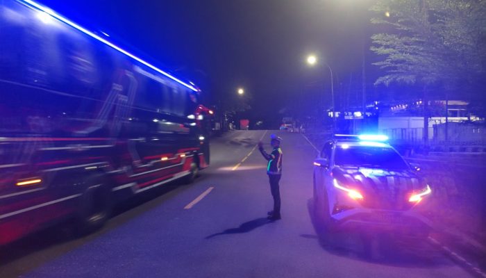 Sat Lantas Polres Enrekang Melaksanakan Giat Patroli Blue Light Di Wilayah Kota Enrekang