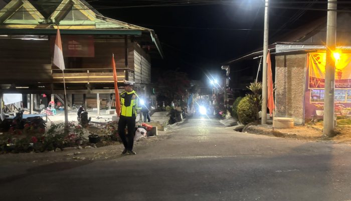 Personil Satlantas Polres Enrekang Laksanakan Pengaturan Arus Lalu lintas di giat  Takziah  Warga