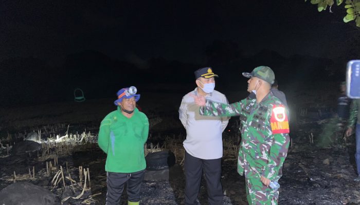 Tak Hanya Mengawal, Kapolres Sidrap Ikut Padamkan Api di Lahan Warga Lainungan