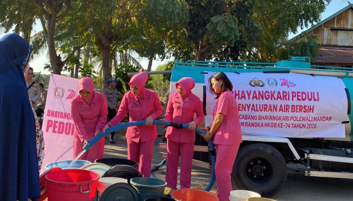 Bhayangkari Polman Salurkan 9.000 Liter Air Bersih, Bantu Warga Galeso Hadapi Kemarau