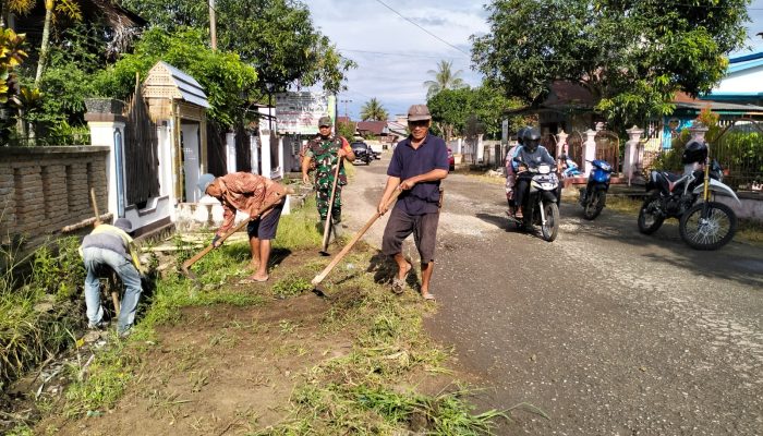 Tiga Pilar Desa Kaliang Bersinergi Bersama Warga, Gotong Royong Bersihkan Kantor Desa