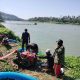 Tak Biarkan Sawah Kekeringan, Babinsa Serka Imran Bantu Petani Pompa Air dari Sungai Saddang