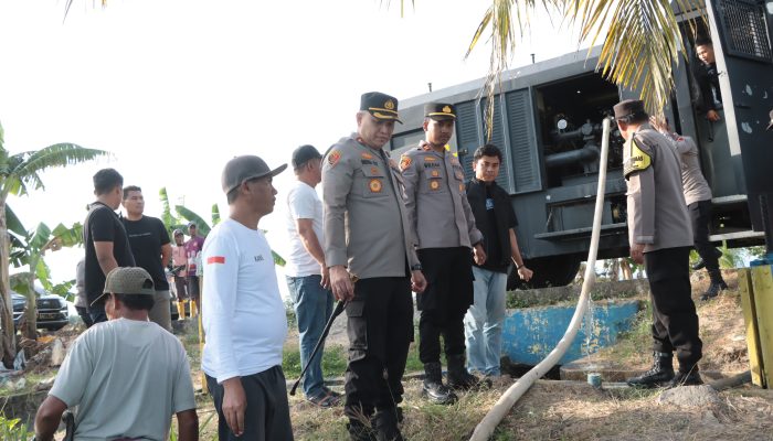 Musim Kemarau, Polres Sidrap dan Brimob Kerahkan Water Canon Aliri Sawah Warga
