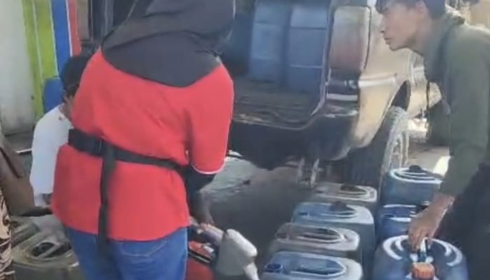 Jerigen Menumpuk di SPBU Bungi Pinrang, Pengambilan BBM Dipertanyakan