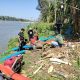 Tak Biarkan Sawah Kekeringan, Babinsa Serka Imran Bantu Petani Pompa Air dari Sungai Saddang