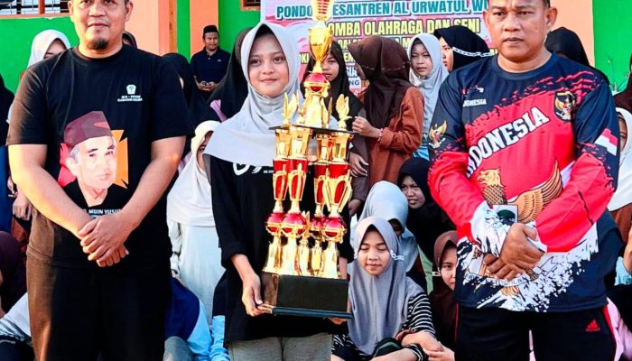 Gebyar Merah Putih IKA PPUW 2026 Resmi di tutup Pimpinan Pondok Serahkan Piala Bergilir. 