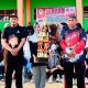 Gebyar Merah Putih IKA PPUW 2026 Resmi di tutup Pimpinan Pondok Serahkan Piala Bergilir. 