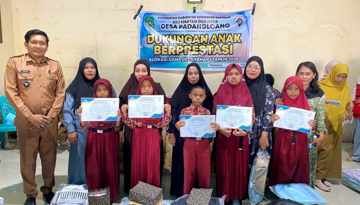 Dari Tas hingga Sepatu, Desa Padangloang Sidrap Apresiasi Siswa Berprestasi dan Siapkan Beasiswa Kuliah