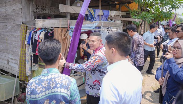 Wamen Ossy Serahkan Sertipikat bagi MBR di Kalsel, Dukung Penyediaan Rumah Layak Huni Lewat Legalitas Tanah. 