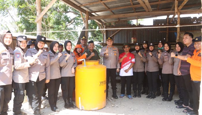 Salurkan Air Bersih, Warga: Terima Kasih Polres Sidrap