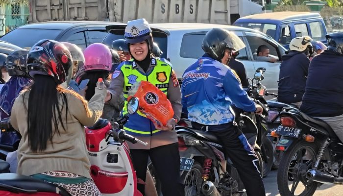 Antre BBM di Sidrap, Pengendara Dapat Air Minum dari Polantas
