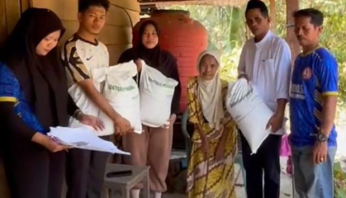 Sirajuddin Turun Langsung Serahkan Bantuan Pangan kepada Warga Lansia.