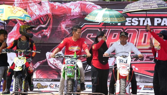 Bupati Sidrap Buka Pesta Panen Sipodeceng, Sawah Jadi Arena Grasstrack dan Balap Motor