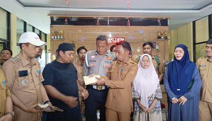Bupati Sidrap Turun Langsung Bantu Korban Kebakaran Teteaji, Serahkan Bantuan Tunai untuk Tiga Warga