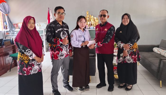 Haru ! Putri Handayani Kelas X SMAN 11 Sidrap Terima Beasiswa Pendidikan dari UPZ BAZNAS Sulsel