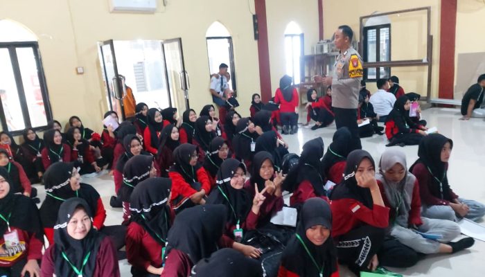 Cegah Narkoba Sejak Dini, Bhabinkamtibmas Rappang Edukasi Puluhan Pelajar SMKN 2 Panca Rijang
