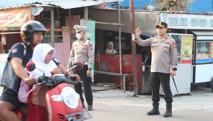 Tak Hanya di Kantor, Kapolres Sidrap Turun ke Jalan Atur Lalu Lintas dan Bantu Anak Sekolah