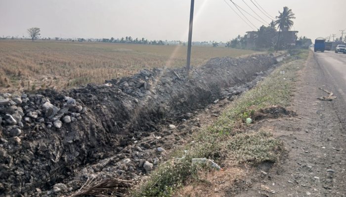Saluran Air Tertimbun Galian Proyek Irigasi, Petani Bendoro Keluhkan Kerugian