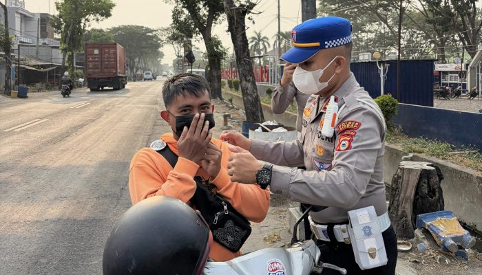 Kabut Asap Ganggu Aktivitas Warga, Satlantas Polres Sidrap Turun ke Jalan Bagikan Masker