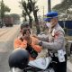 Kabut Asap Ganggu Aktivitas Warga, Satlantas Polres Sidrap Turun ke Jalan Bagikan Masker